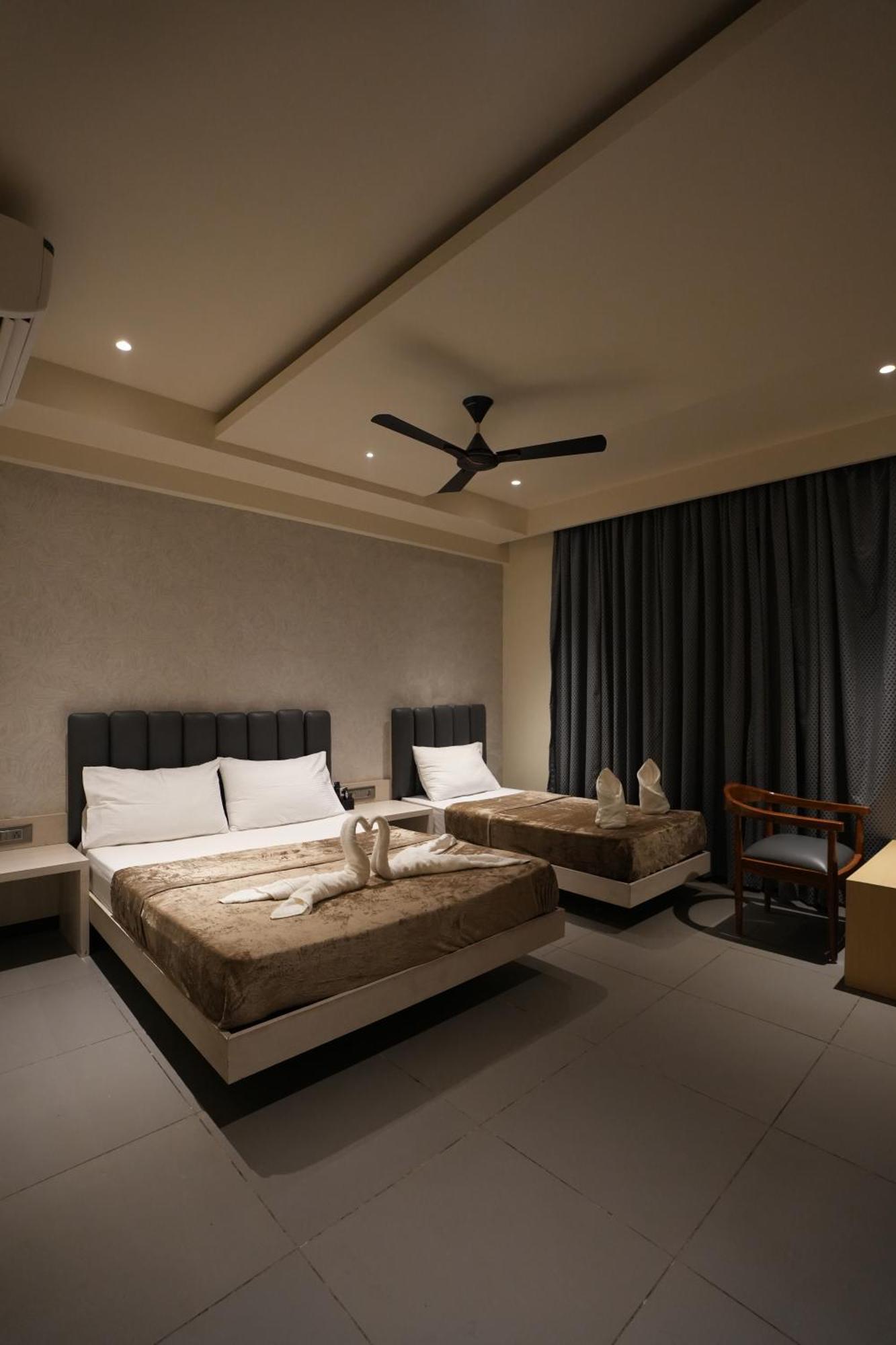 Hotel Swathi 霍斯佩特 外观 照片