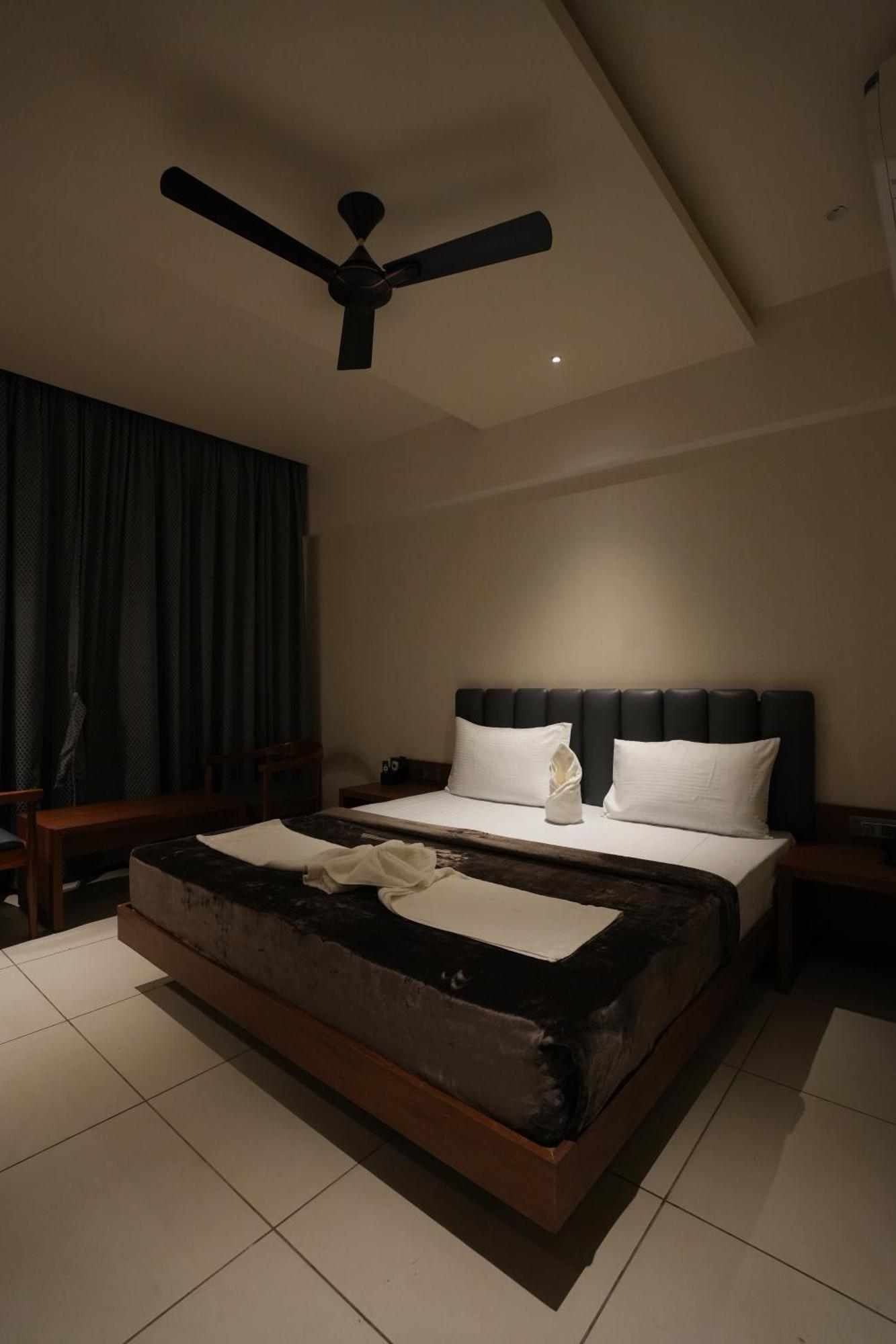Hotel Swathi 霍斯佩特 外观 照片